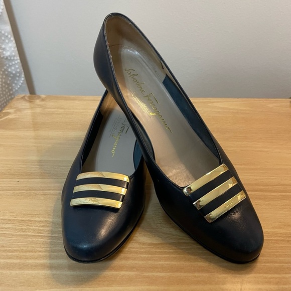 Salvatore Ferragamo Vintage Navy-Blue leather pumps gold details size 6 1/2 B - Picture 1 of 13